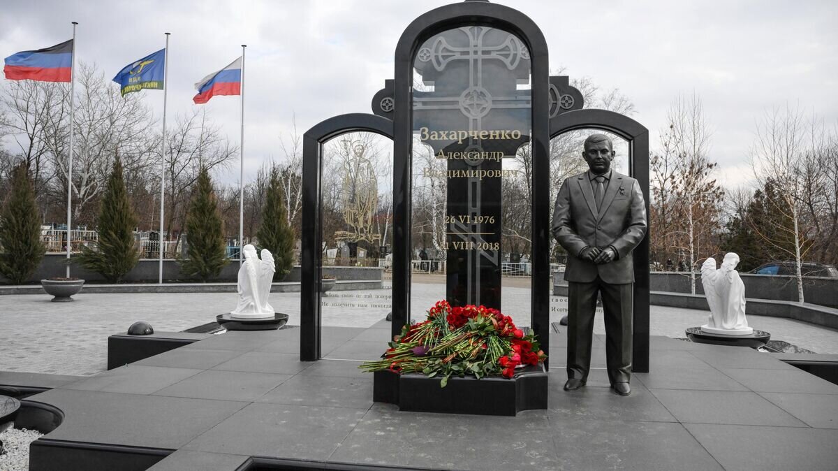    Цветы на могиле главы Донецкой народной республики Александра Захарченко, убитого в 2018 году© РИА Новости / Илья Питалев