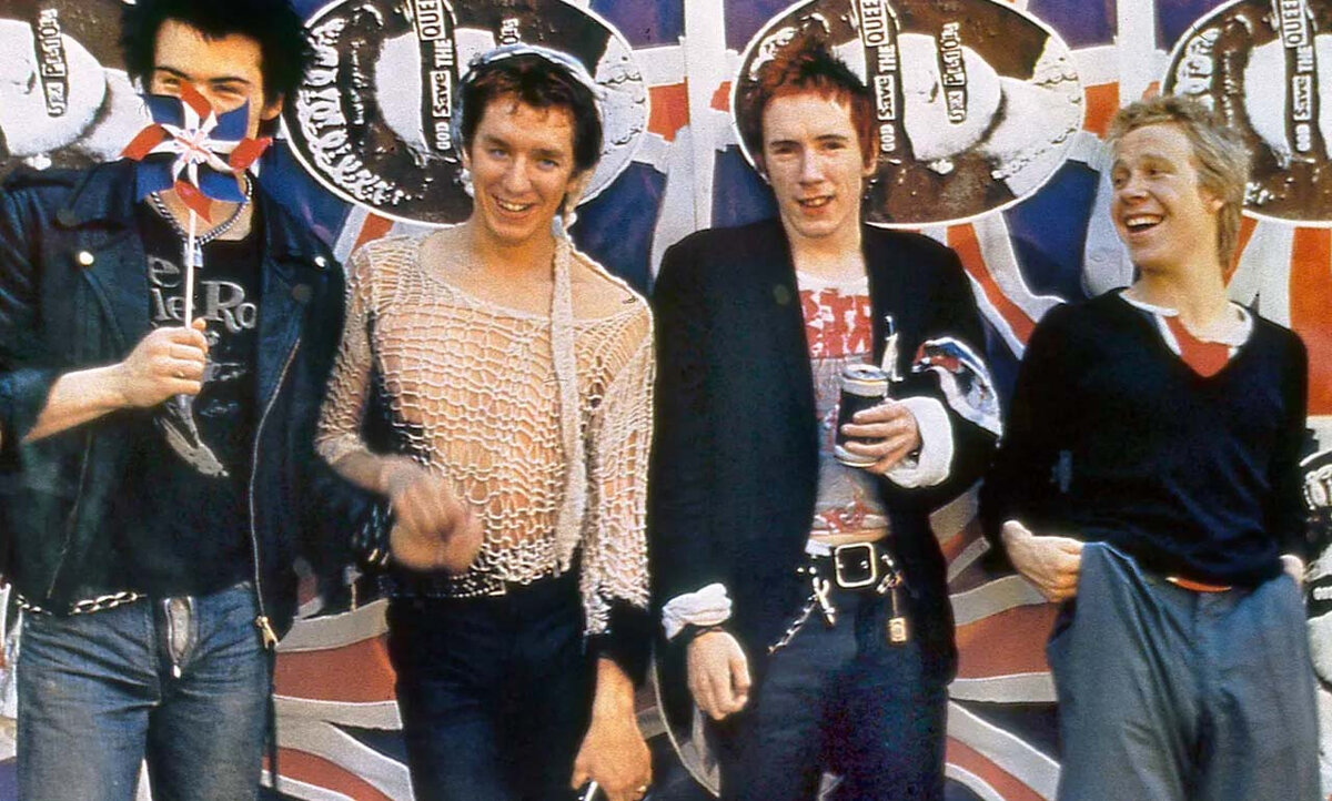    Sex Pistols пиарят сингл «God Save the Queen», 1977