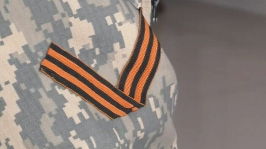     Житель Дальнереченского городского округа Виталий заключил брак со своей избранницей Анжелой. Сразу после церемонии он отправился в военкомат.