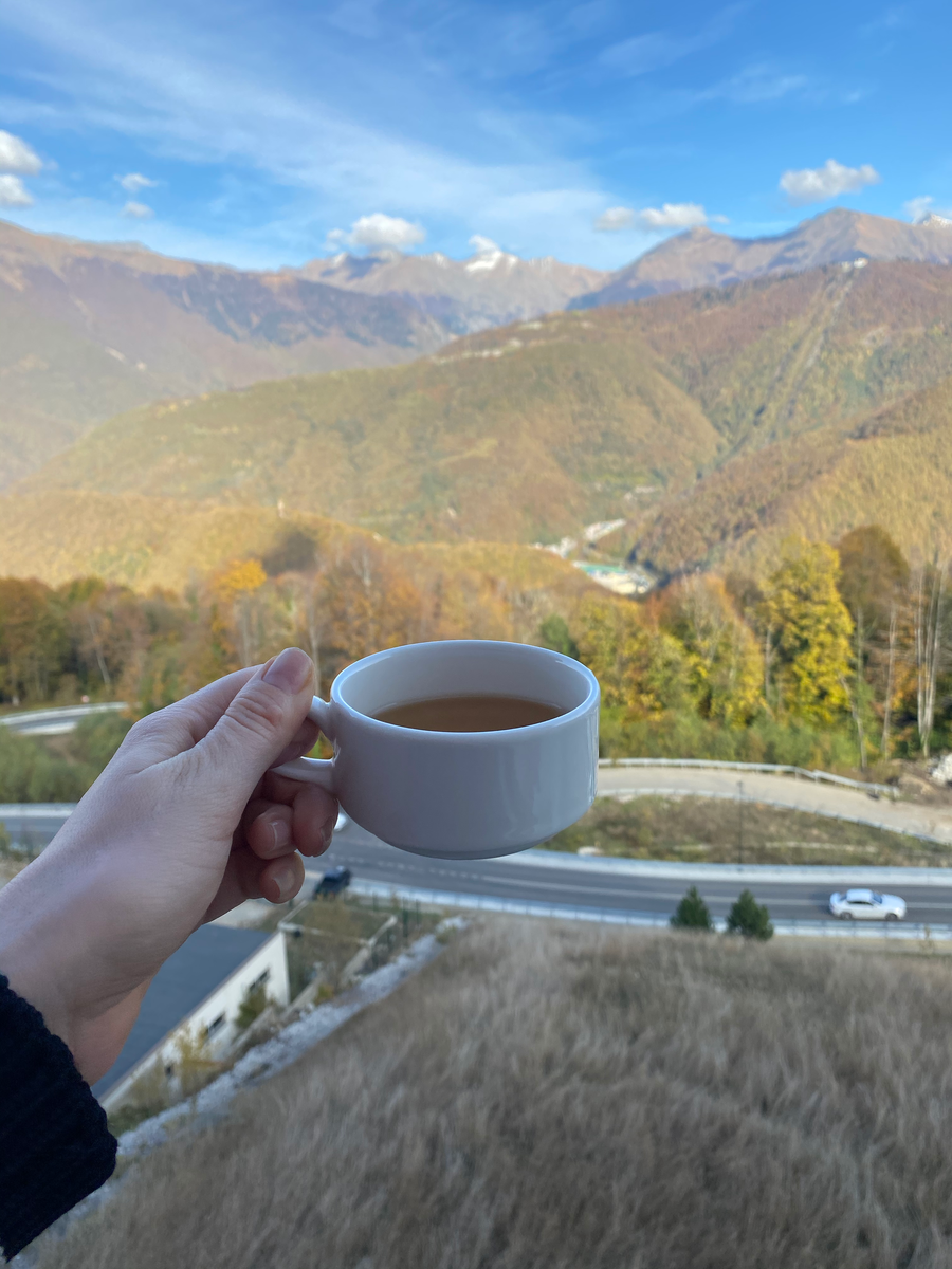 Вид из номера отеля Rixos Красная Поляна. Как оказалась, осень в горах очень красивая, еще тепло и много солнышка.