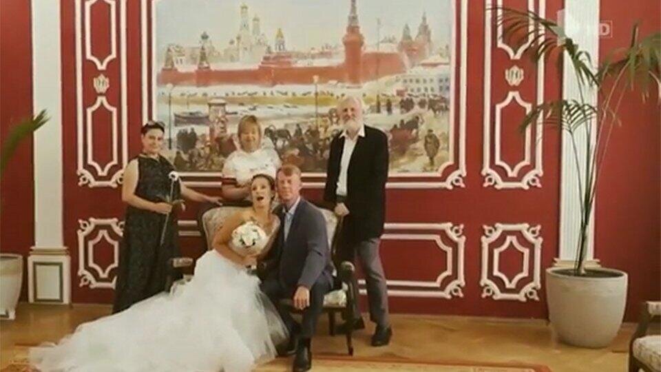 Фото Яндекс.Картинки. Пара с гостями.
