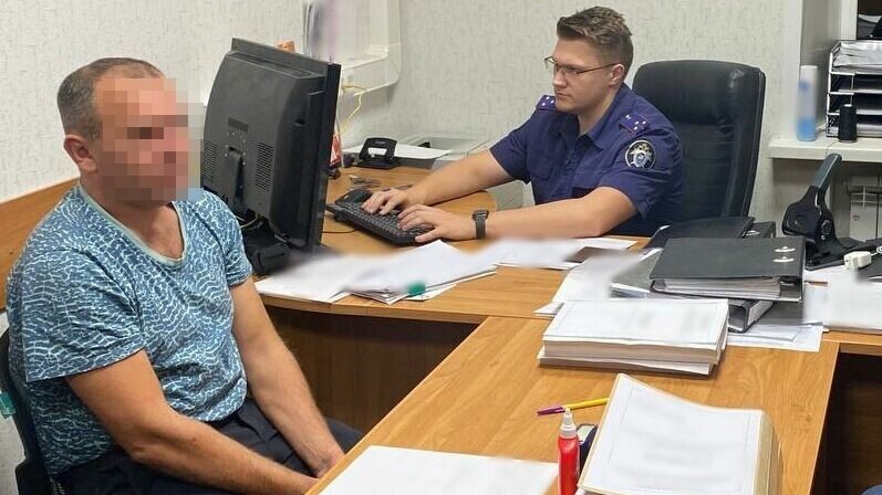     Мужчина попытался убить сожителя бывшей жены в Дзержинске, выстрелив в него из травмата. Патрон попал в голову, рассказали в СУ СКР по Нижегородской области.