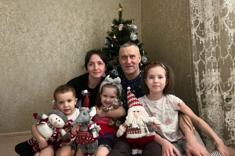     Еще недавно многодетная семья отмечала с своем доме Новый год, а сейчас там только черные стены. Фото: семейный архив Дорофеевых.