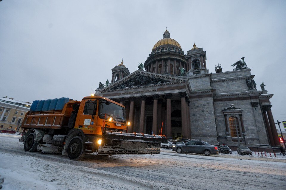     Новая система уборки, на которую Петербург переходит из-за реформы сферы ЖКХ, заработает в городе не сразу. Юлия ПЫХАЛОВА