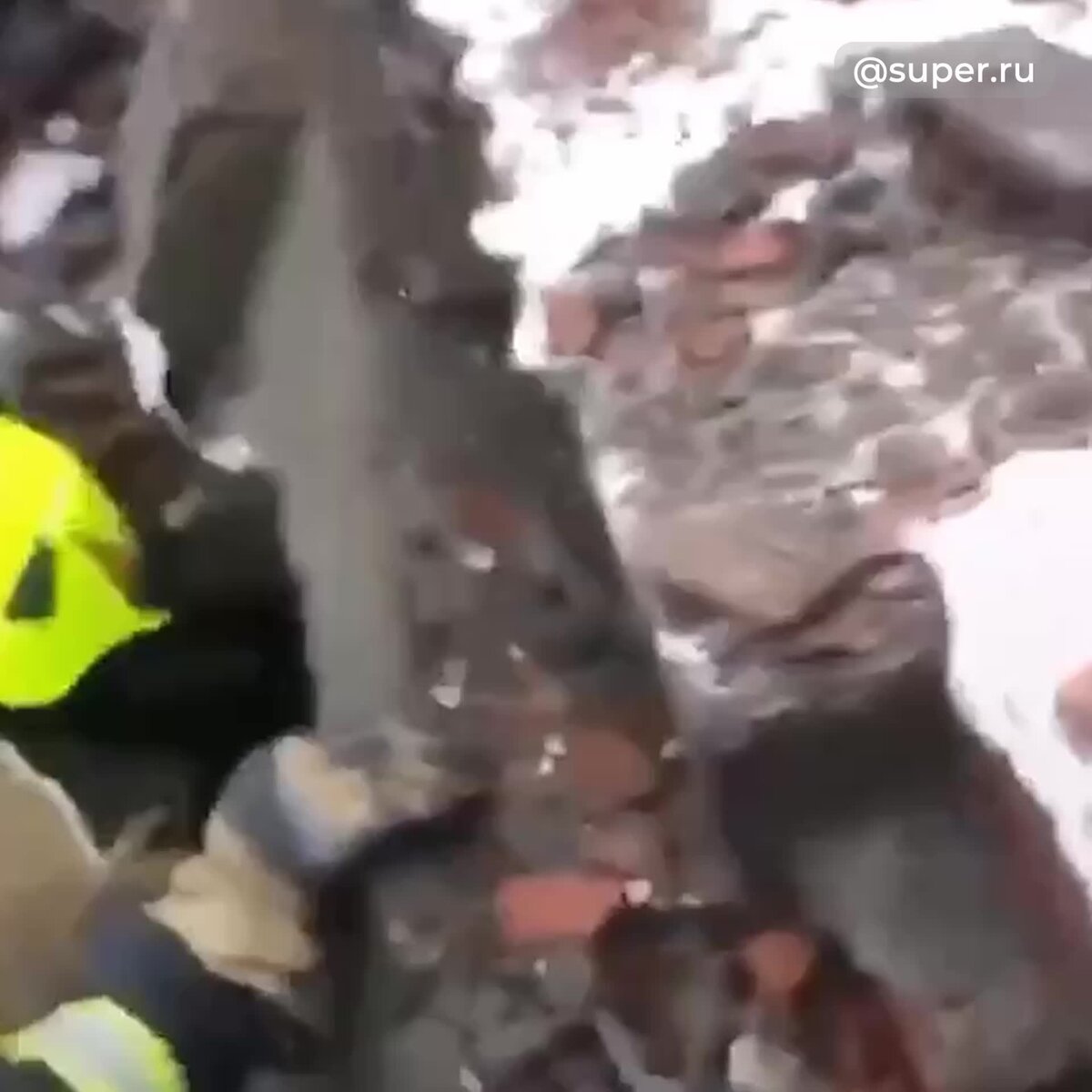    Спасатели достают из-под завалов младенца Видео: Москва 24