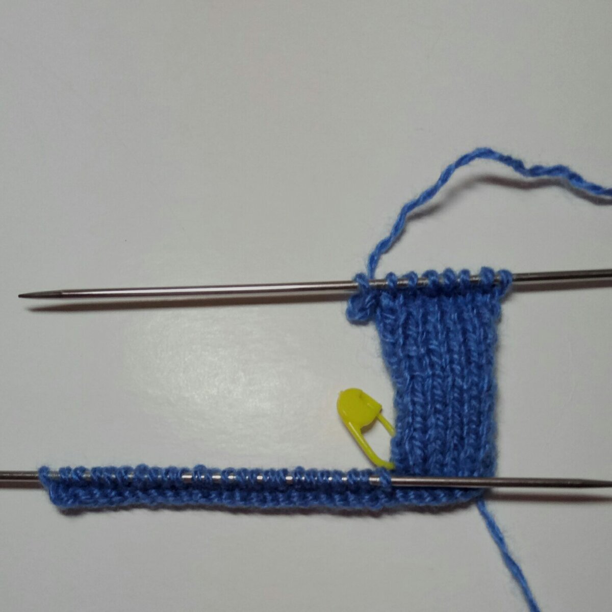 Провязали 8 петель, 16 рядов. И 17-м рядом вернулись