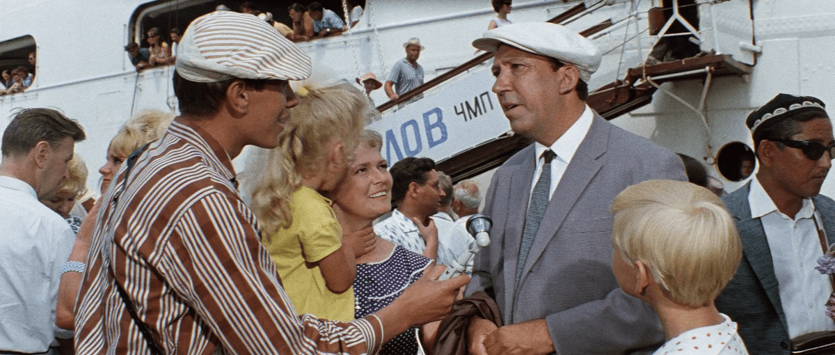 В 1968 году на экраны вышел фильм Леонида Гайдая «Бриллиантовая рука», ставший самой популярной советской комедий. Фильм смотрят и сегодня, вот несколько интересных фактов о нем.-2