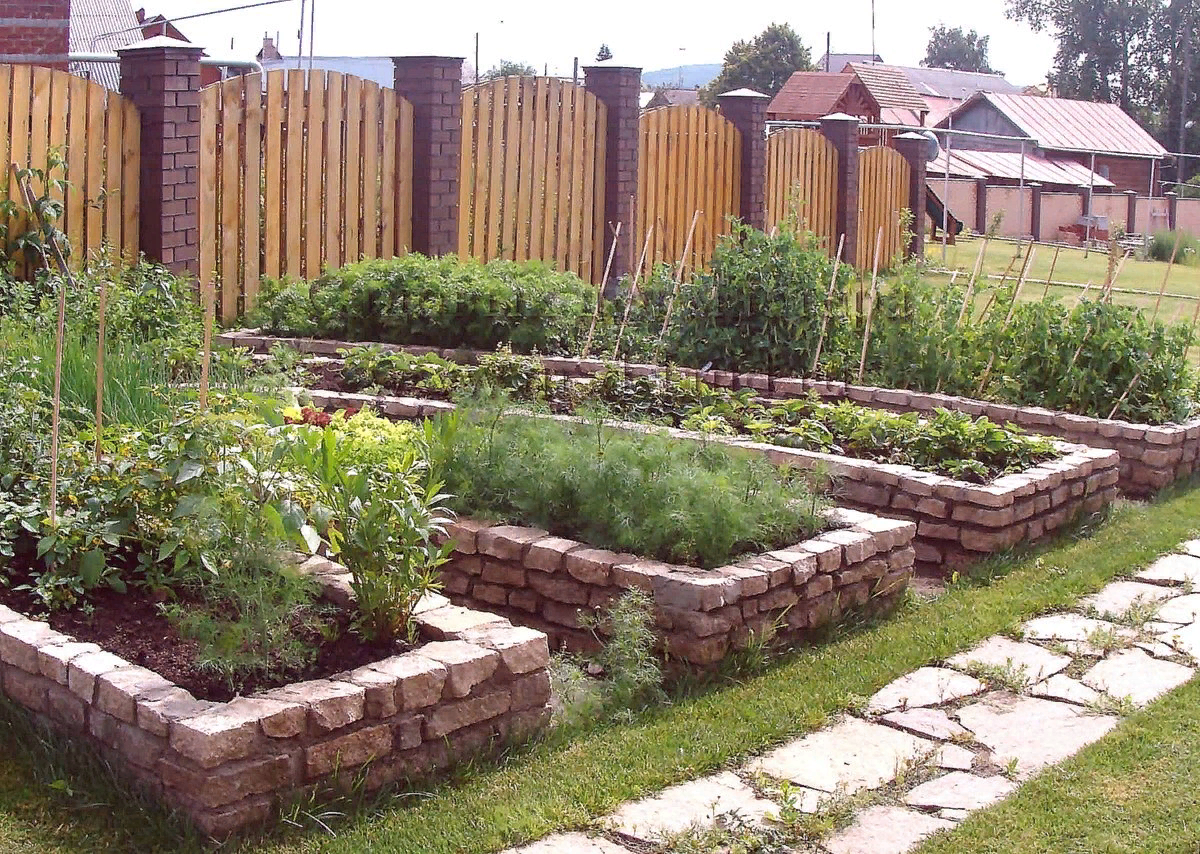 Что делать с садовым участком. Красивые грядки. Красивый огород. Декоративный огород. Высокие грядки из кирпича.