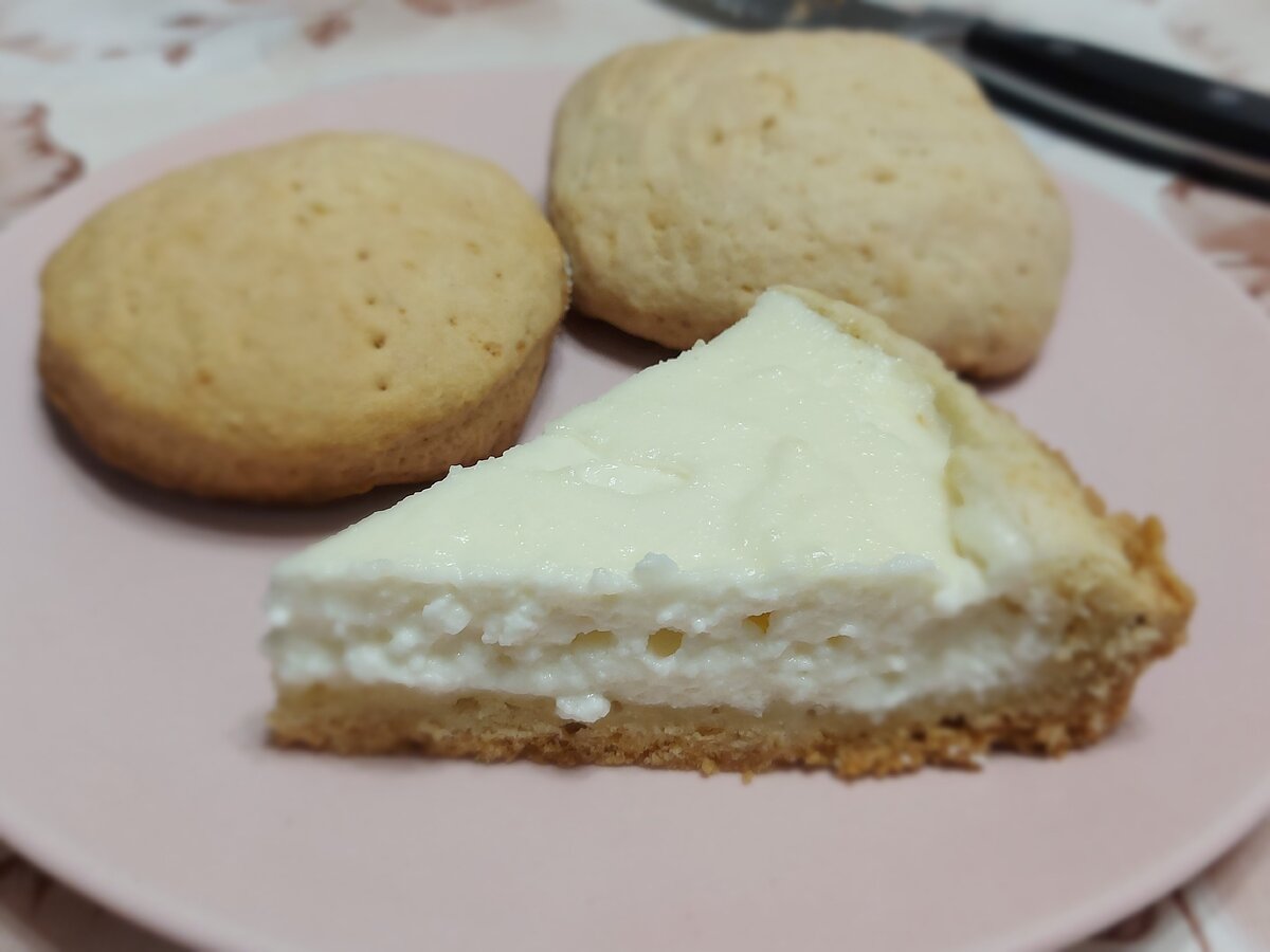 Нежность начинки и лёгкий хруст и рассыпчатость коржа просто сводят с ума при откусывании кусочка пирога. Обязательно попробуйте, даю слово, не пожалеете.