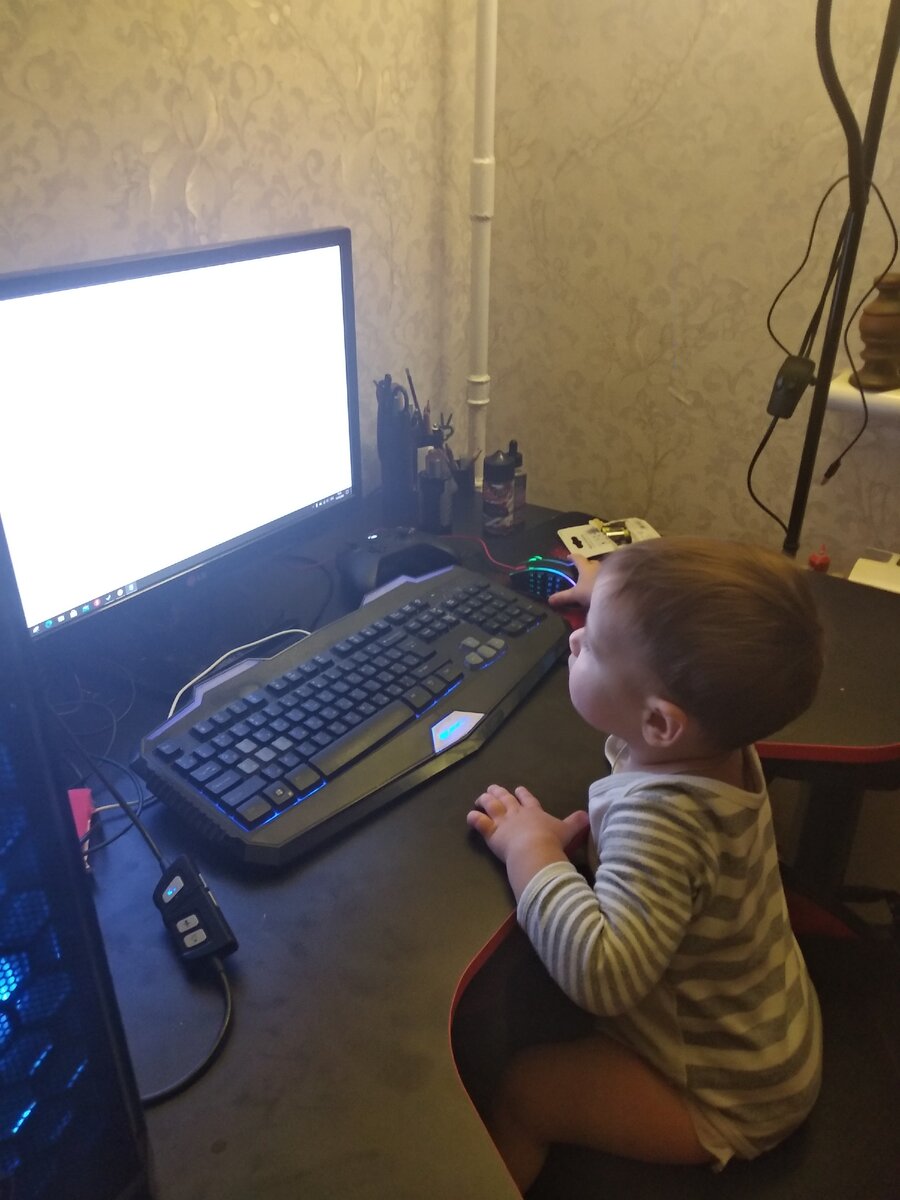 Эксперт по истерикам помогает писать статью.