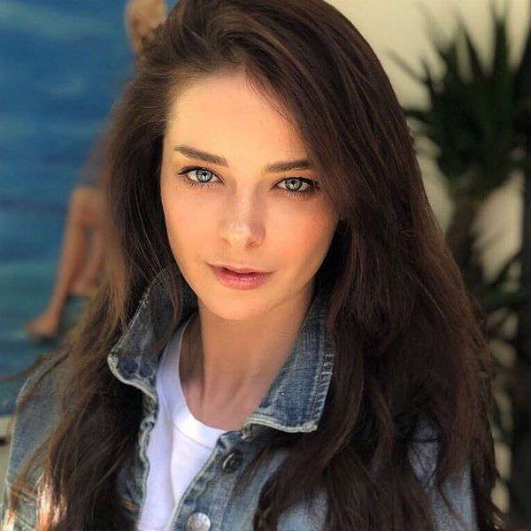 Взято с сайта https://www.vokrug.tv/article/show/36letnyaya_marina_aleksandrova_trogatelno_pozdravila_doch_s_3letiem_73054/