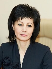 – Из сведений, которые удалось собрать на сегодня, стало ясно, что свой нынешний путь школа начала 25 или 26 марта, – тут источники разнятся, – 1921 года. Раньше это была единая трудовая мужская школа, располагавшаяся на улице Соборной, – ныне улица Ленина и Красноармейская, где в здании сейчас располагается торгово-экономический колледж. Мне доводилось беседовать с выпускниками той школы: они рассказывали, что для того чтобы поступить в школу, надо было приходить со своим стулом и партой. После единая трудовая школа стала мужской школой № 2 имени Сергея Кирова. «Мужская» – потому что обучались одни мальчики, девочки учились в расположенной неподалеку женской Екатерининской гимназии, ныне гимназия № 36. А затем назрела необходимость сделать обучение совместным для мальчиков и девочек, для чего исполком и принял решение о строительстве новой общей школы. Так, в 1921 году было построено нынешнее здание на улице Седина – Краснодарская школа №2 имени Кирова. В 1958 году было построено основное здание, в котором мы сейчас находимся, а в 1989 году к нему добавилась пристройка, потому что первоначальное здание уже не вмещало  всех учеников – тогда они съезжались со всего города. Создаётся и своя начальная школа.