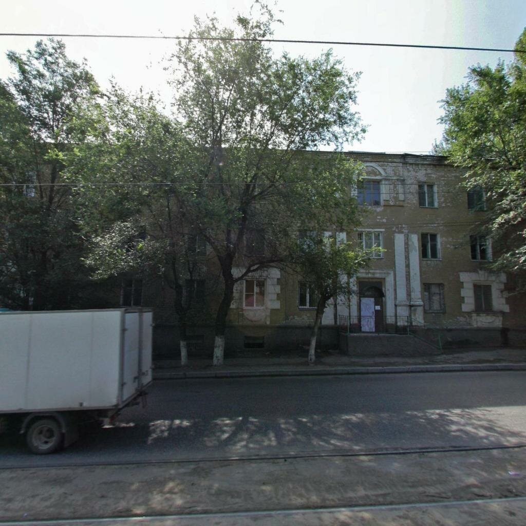Когда мы жили, крыльца не было, дверь не "парадного", а запасного выхода обычно была закрыта.