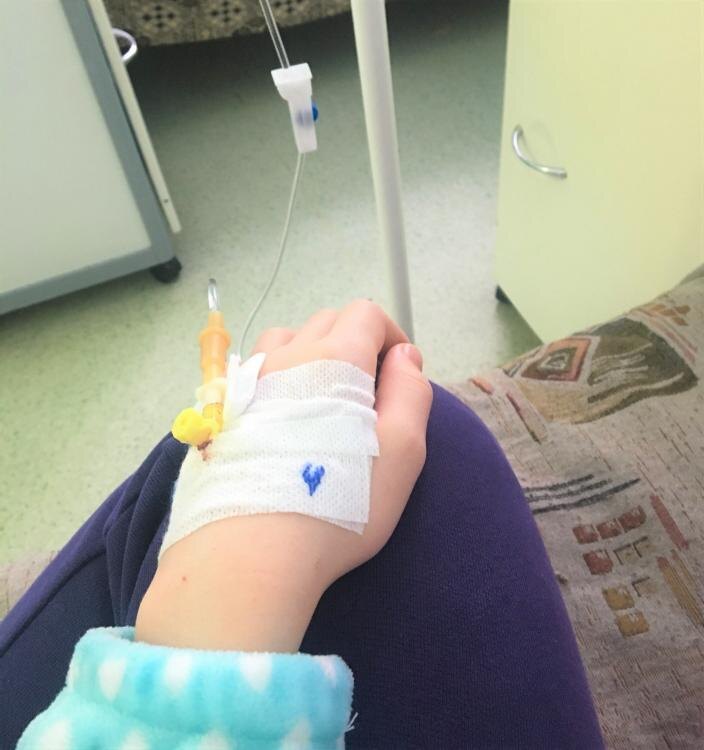 Моего ребёнка капали через катетер в ручке. 