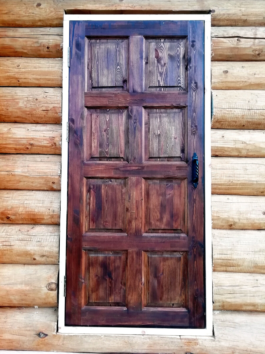 Установленная мной входная деревянная дверь в другом срубе
