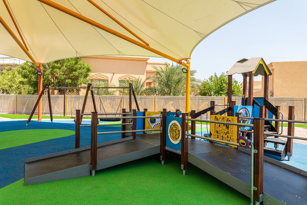 Инклюзивная детская площадка в городском парке Дубая (фото shutterstock.com)