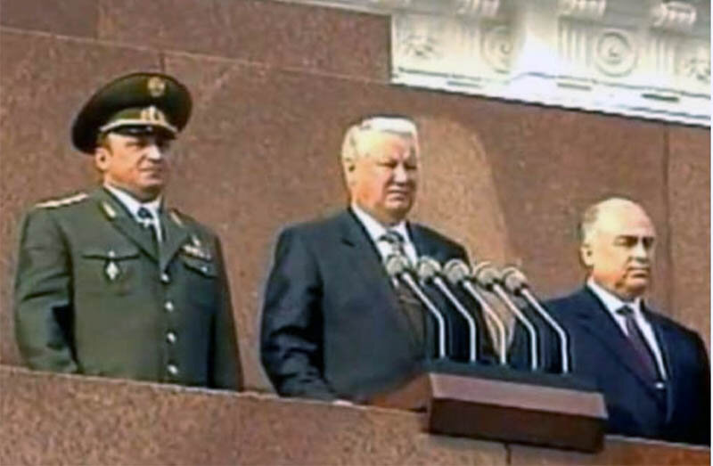 1 мая 1995. Ельцин парад Победы 1995. Ельцин на мавзолее 1995. Ельцин на трибуне мавзолея 1995. Парад Победы 1995 трибуна мавзолея.