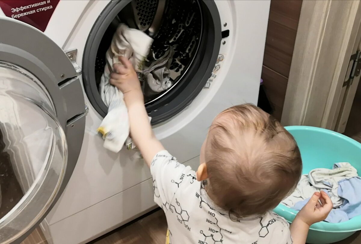 Пока мама чистит зубы, ребёнок загружает "стиралку"