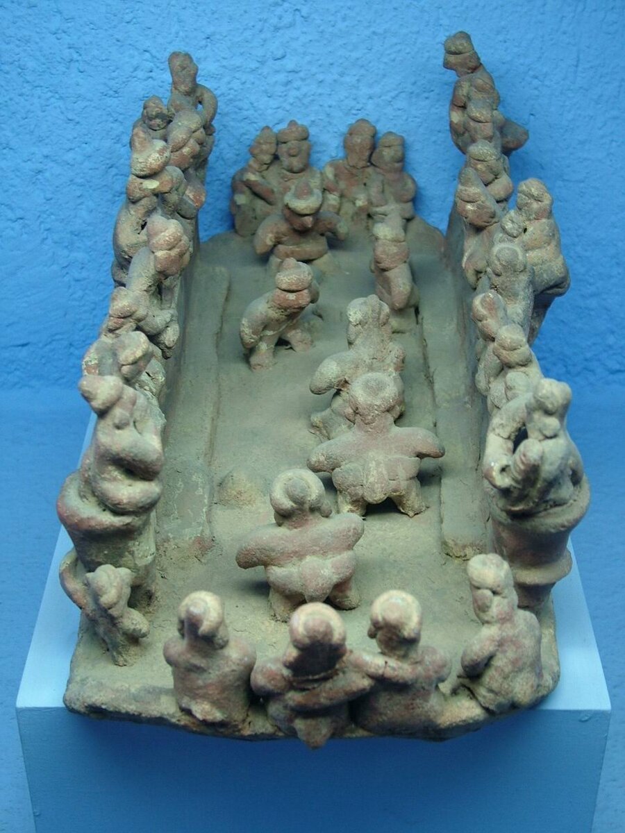 А вот и древние статуетки,  изображающие древнюю игру