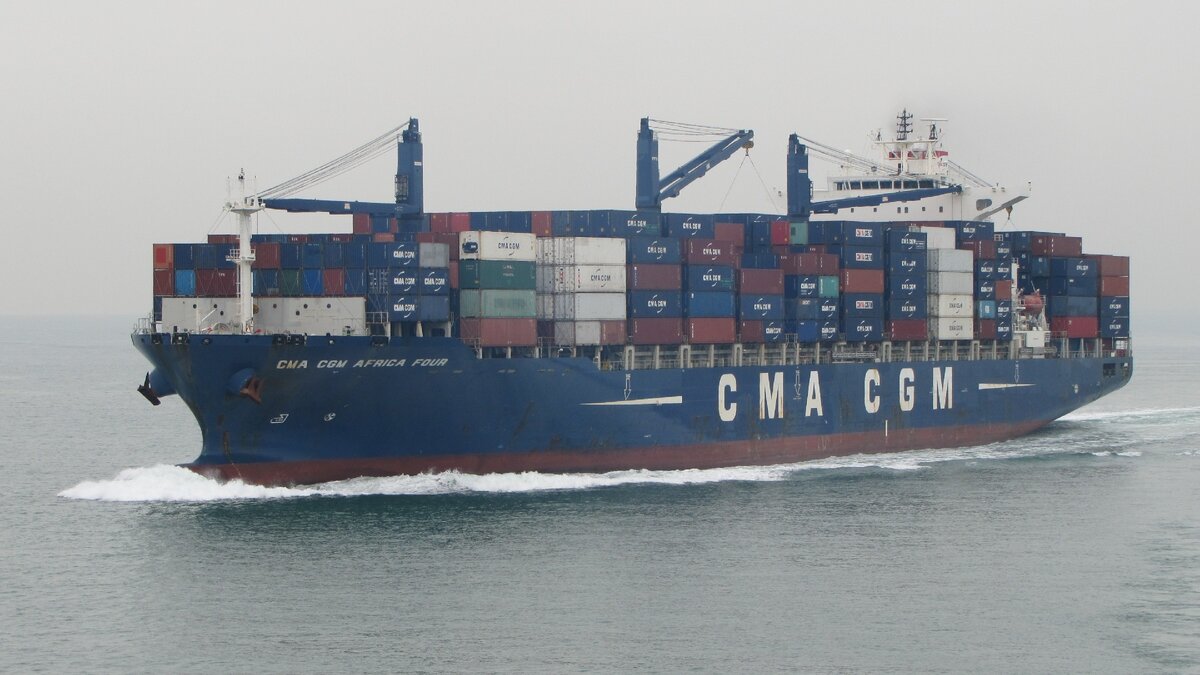 Контейнеровоз группы компаний CMA CGM. Обратите внимание, имя судна начинается с этих буковок.