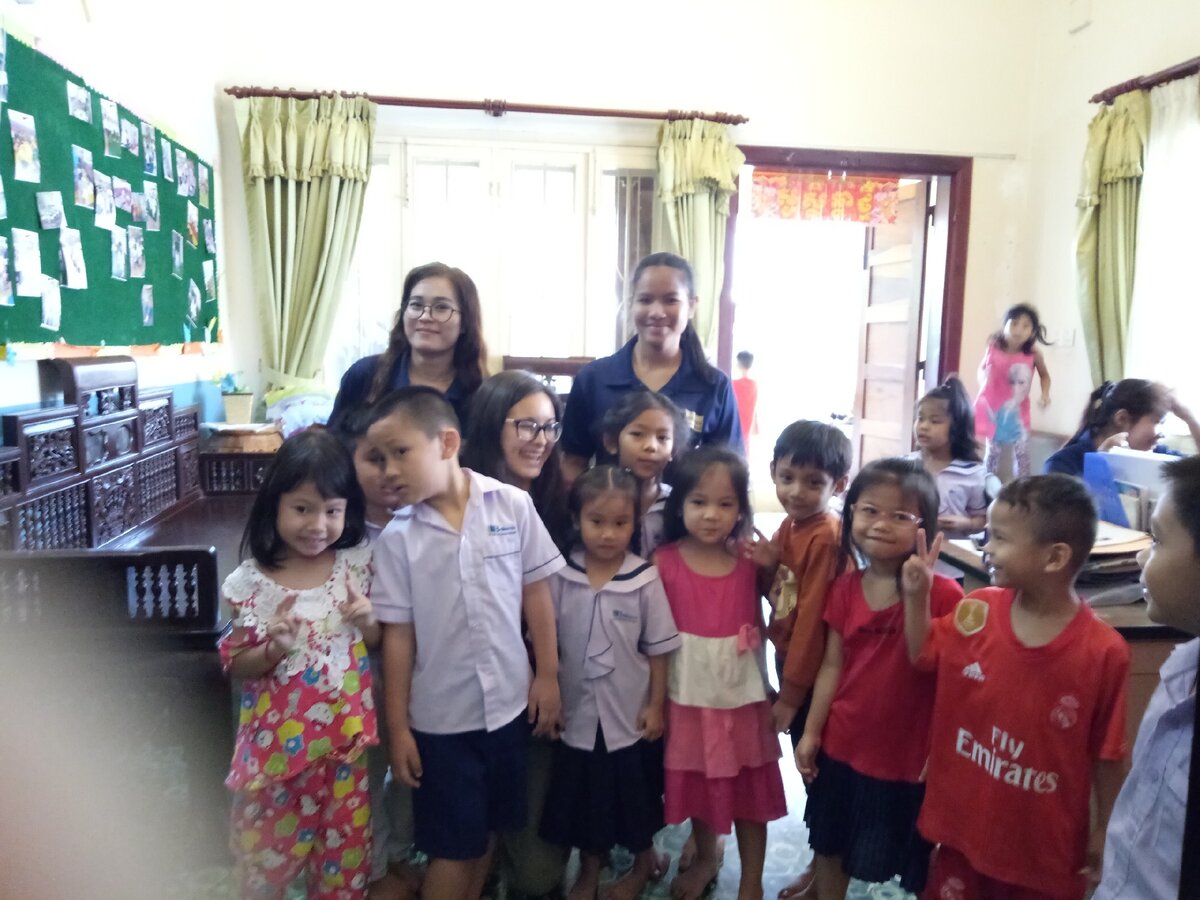 Фото с моего первого рабочего дня :) Я в центре в очках, а позади в синих футболках - мои помощницы