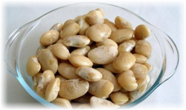 Переберите и вымойте бобы. Замочите их на 4-6 ч, залив тёплой водой в соотношении 1:3. Накройте ёмкость и оставьте при комнатной температуре. Затем слейте жидкость, промойте несколько раз.