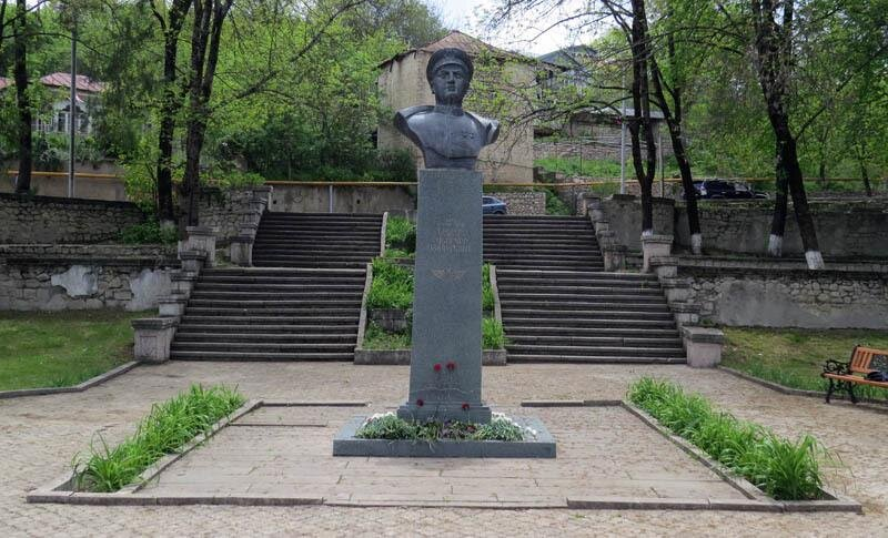 Памятник Нельсону Степаняну в Шуши — тот самый, разрушенный оккупантами. Фото из открытых источников