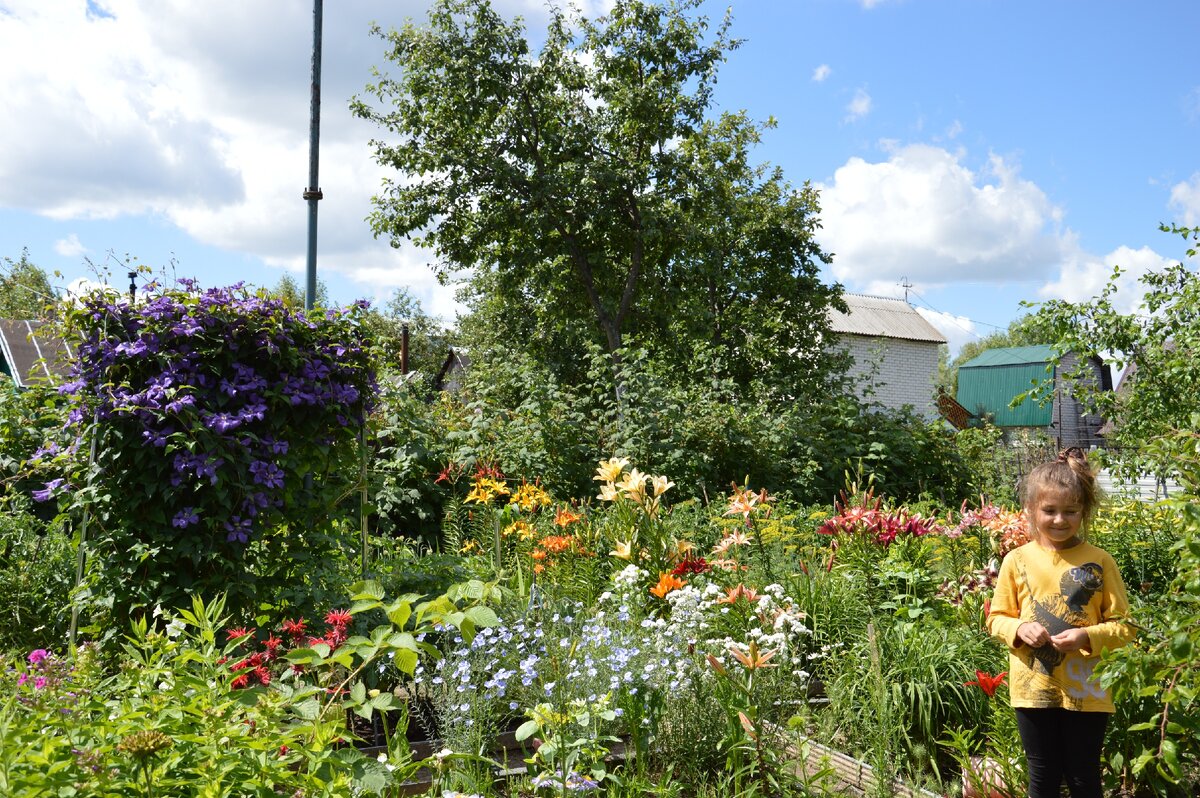 Сад на берегу Волги. Внучка Тася