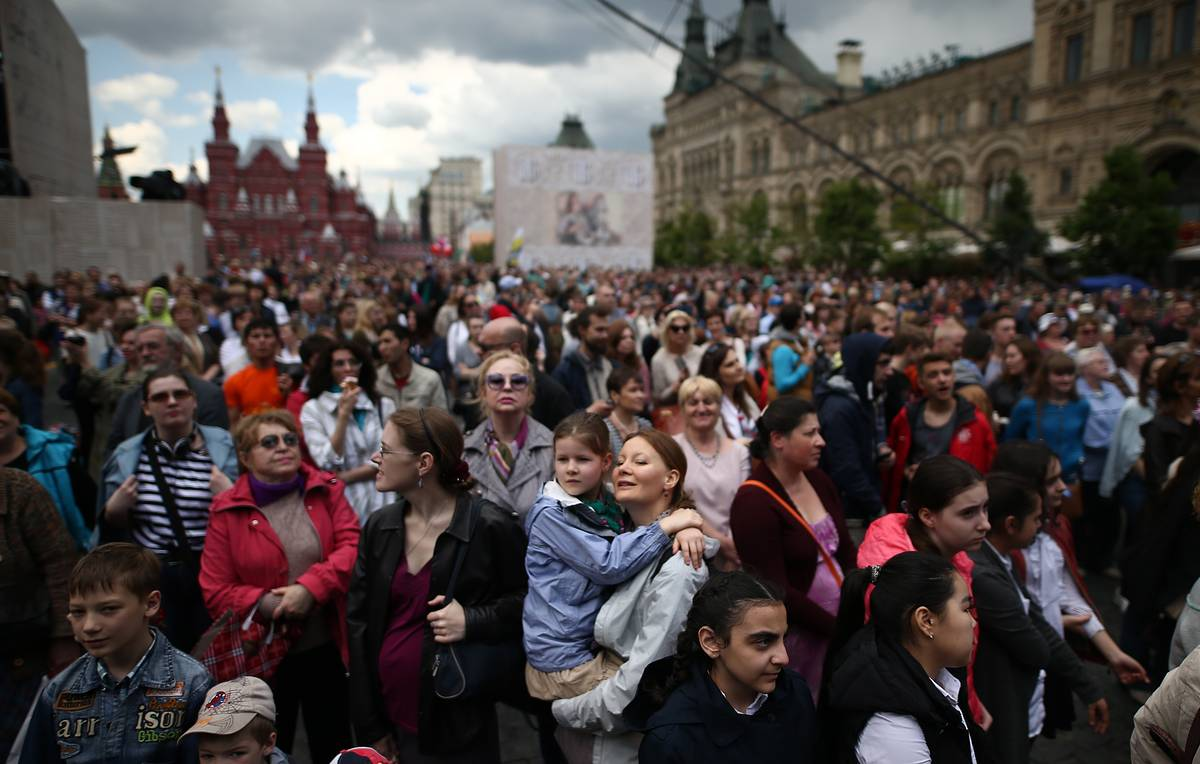 Над населением. Жители России. Население России. Много людей Россия. Население России люди.