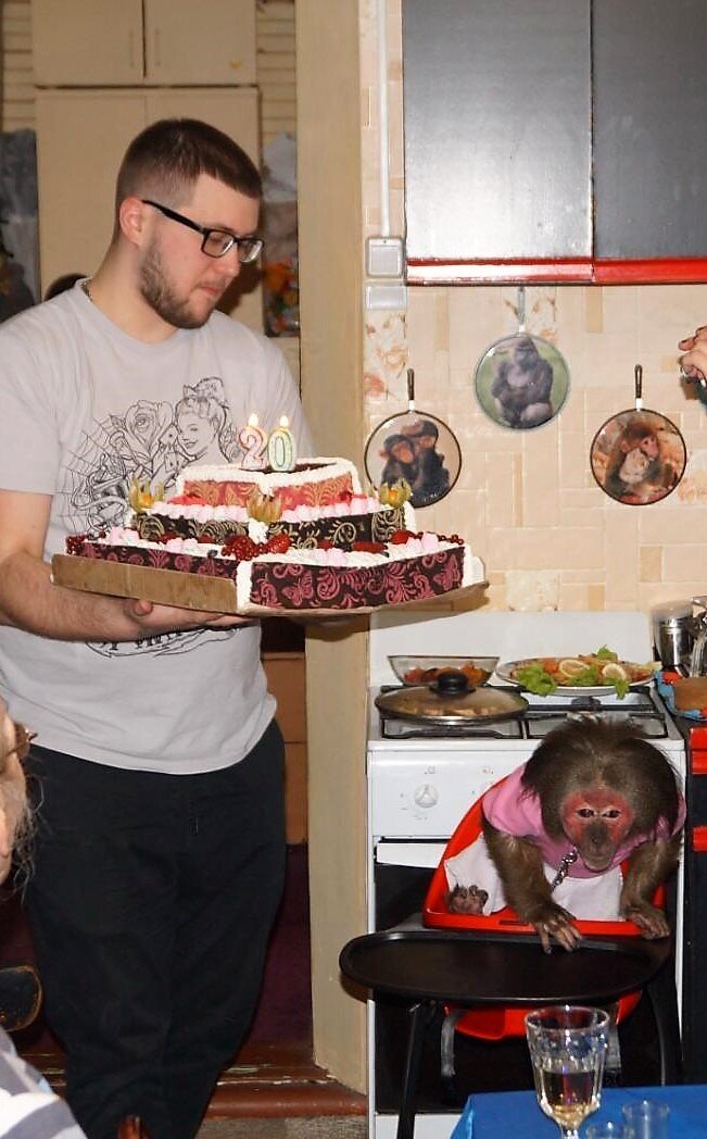 Это мой муж, и именинница Мотя!