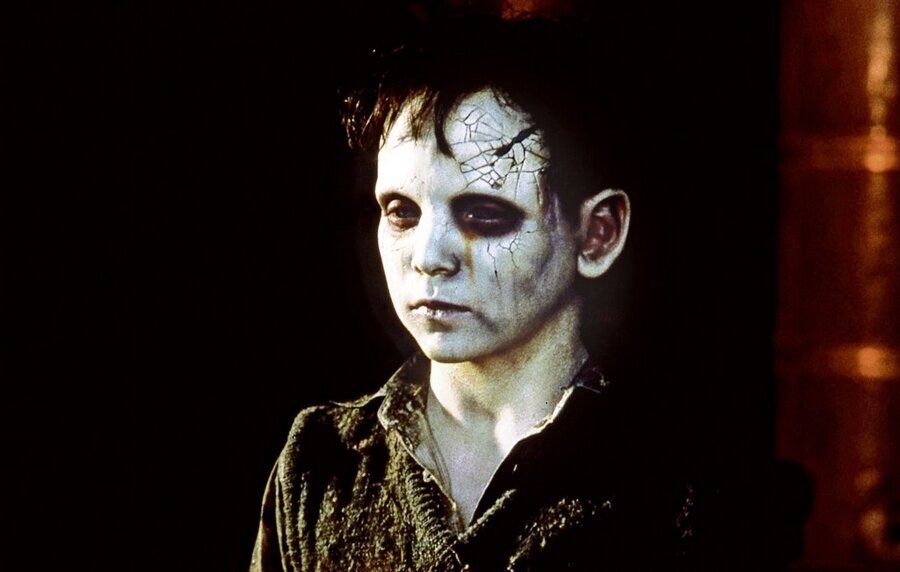 Кадр из фильма "Хребет дьявола", 2001 г.