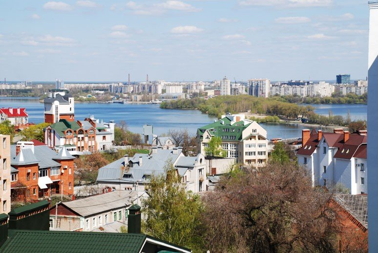 Вполне симпатичный город. А безопасный ли? Угадаете, что это загород.