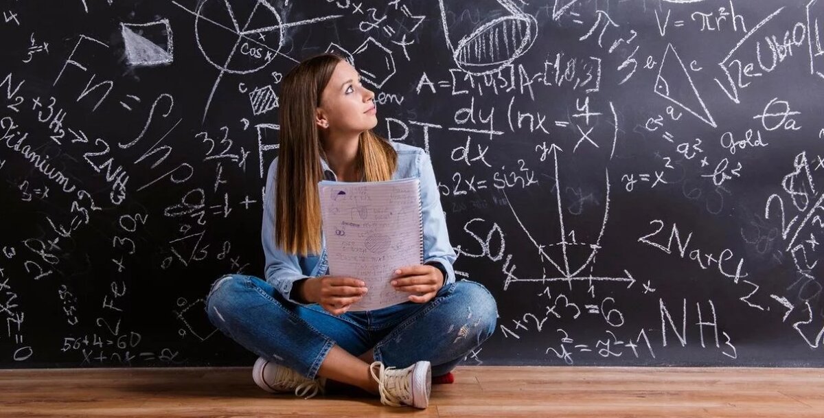 Определение плоскости. Зачем нужно изучать геометрию. Умный профессор. Высшая математика на доске. Человек изучающий геометрию.