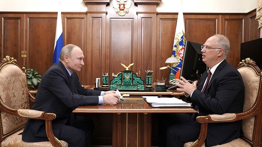 Президент РФ Владимир Путин и генеральный директор РФПИ Кирилл Дмитриев во время встречи, 2 апреля 2021 года 
Фото: пресс-служба администрации президента РФ/kremlin.ru