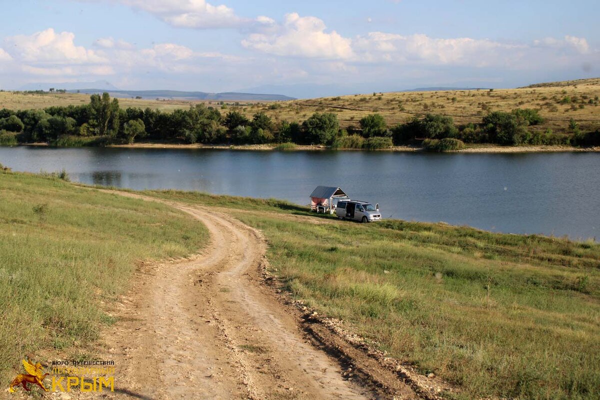 Озеро находится на берегу села Юрьевка, которое ранее именовалось Чокур-Эли (по его названию получил имя и водоем).