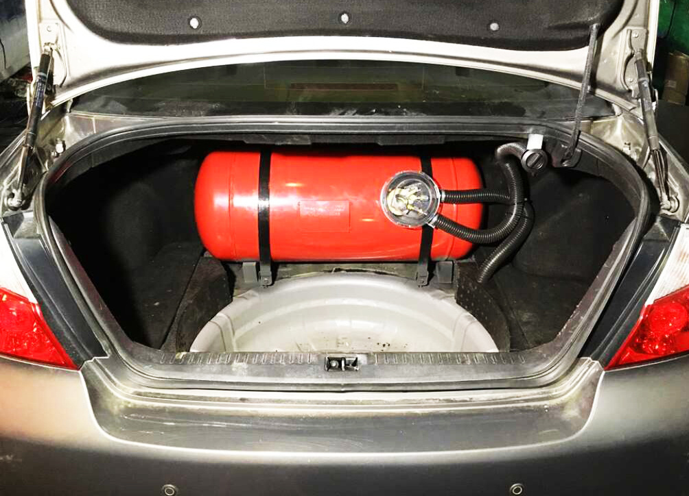 баллон в багажнике авто