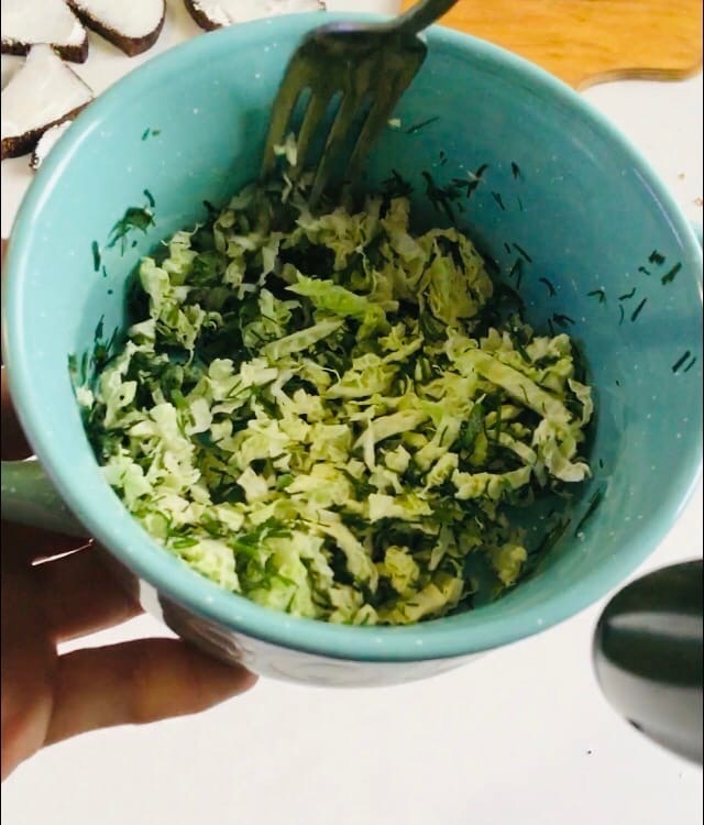 Китайская капуста, мелко порубленная и укроп( без соли) и режем помидор.