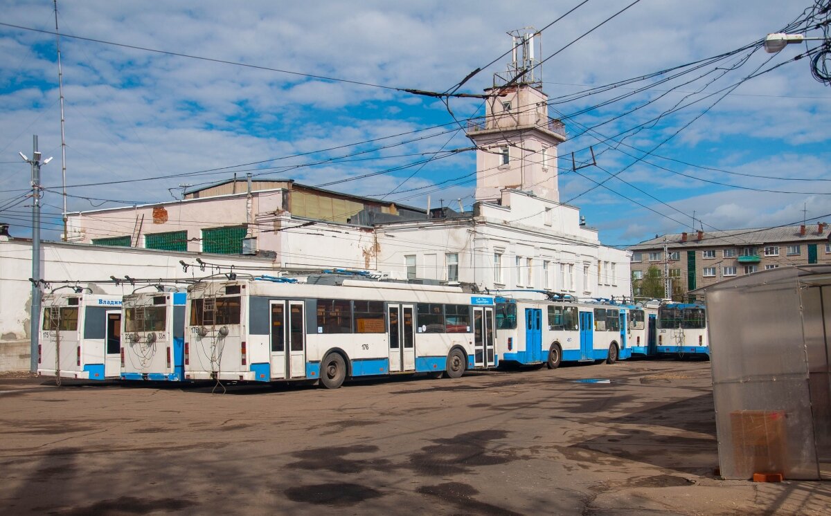 Здесь простаивают троллейбусы ожидающие своих хозяев.