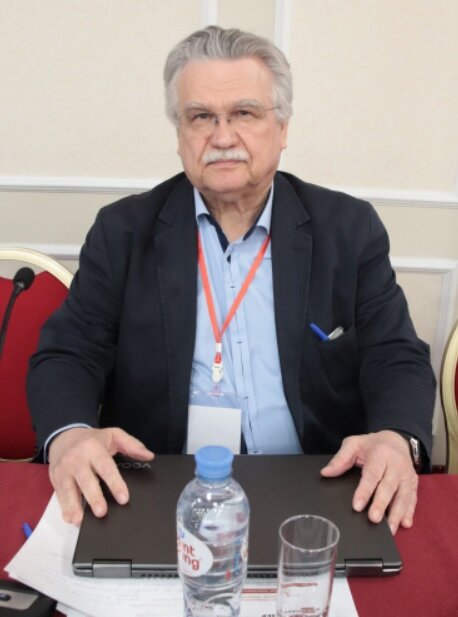 Поездки на железнодорожном транспорте стараются сделать как можно безопаснее. Сейчас следят не только за состоянием инфраструктуры и состава, но и за состоянием здоровья машиниста в режиме реального времени. Например, состояние машинистов МЦК и МЦД во время работы контролируют «тревожные браслеты». Как работает система и, какие показания считывает рассказал исполнительный директор АО «НЕЙРОКОМ» Леонид Галченков: «Наше предприятие уже около 25 лет выпускает телемеханическую систему поддержания бодрствования машиниста. За это время технологии шагнули вперед и надо развивать функции контроля машиниста. Одна из перспективных разработок — браслет здоровья, который включает в себя функции поддержания работоспособности машиниста, определение его перехода в состояние неконтролируемой релаксации и определение смерти. Для того чтобы расширить эти функции, мы добавляем новые датчики. Обычная система определяет работоспособность, контролируя сопротивление кожи на запястье и выделяем импульсы кожно-гальванической реакции и по интенсивности этих импульсов определяет работоспособность машиниста. В этот браслет добавился датчик пульса, датчик определения ЭКГ, датчик температуры и датчик для измерения артериального давления. После включения предупреждающего сигнала на браслете машинист в течение нескольких секунд должен будет подтвердить, что он чувствует себя хорошо с помощью нажатия специальной кнопки бдительности. Если ни машинист, ни его помощник не успеют нажать на какую-либо из двух кнопок в кабине, система автоматически остановит поезд. На перспективу мы запланировали определение синдрома похмелья или приема наркотиков, определение качества и продолжительности сна, контроль физической нагрузки, определение состояния предболезни и определение наличия болевого синдрома любой этиологии. Система позволяет сделать выгрузку данных по любому браслету за любой промежуток времени, что, конечно, нужная функция для руководства и контрольно-надзорных органов. Большое значения для этих работ имеет организация канала цифровой связи. Возможность передавать большие объемы данных позволит передавать данные диспетчеру о состоянии машиниста. Кроме браслета здоровья мы работаем над реализацией видеоконтроля. То есть, с помощью видео камер анализируем состояние машиниста. С чисто физиологических параметров мы не можем увидеть способность машиниста управлять составов, не видим, куда направлено его внимание. Система распознает критический поворот головы, длительность закрытия глаз, все то, что не может распознать браслет».