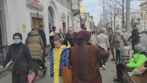 Севастопольские кришнаиты поют гимны, направляясь к православному храму. А ещё они подарили мне книгу Прапхупады 🤔🤷‍♂️