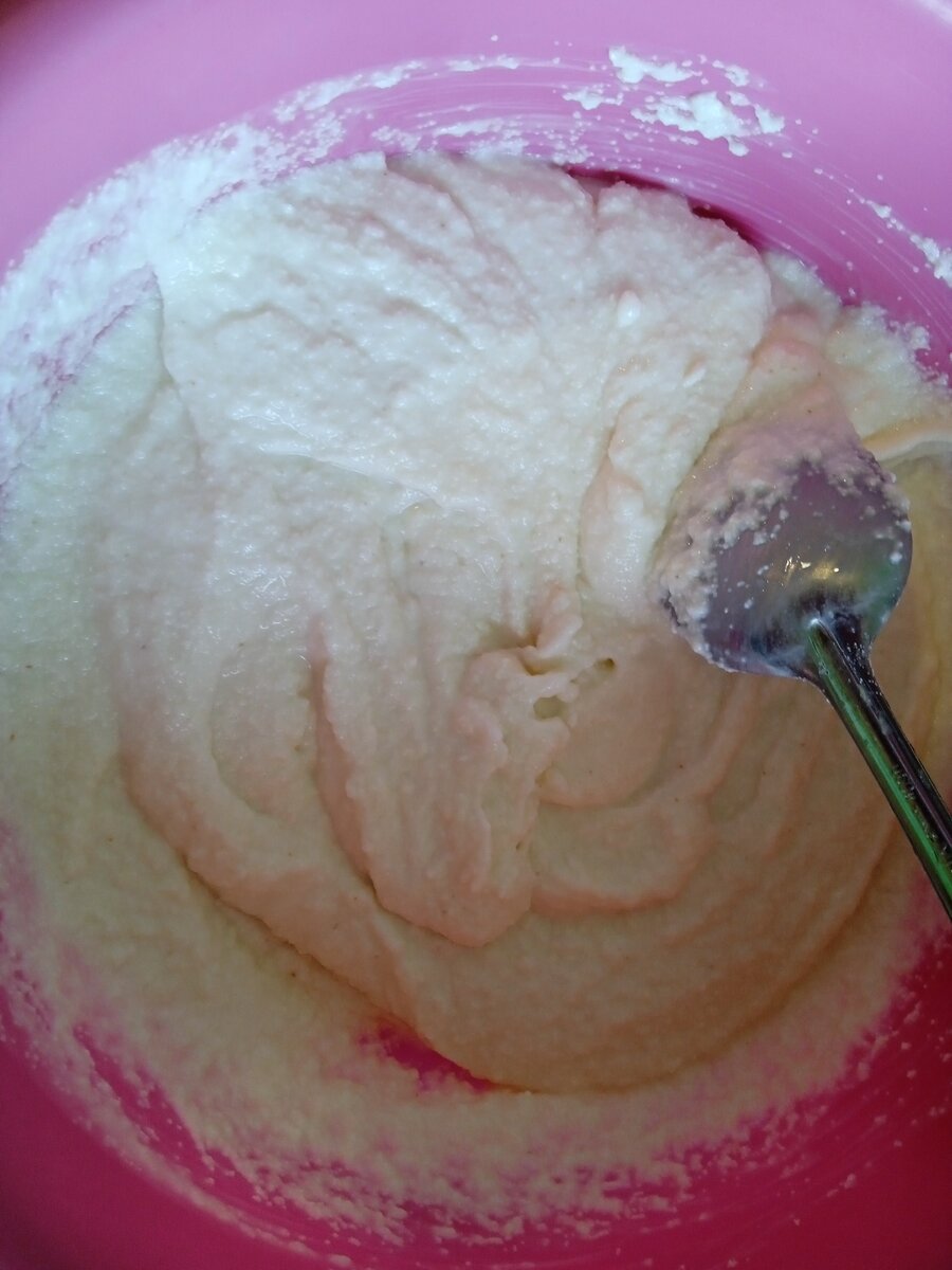 Миска №1: Манку заливаем кефиром и оставляем на 20 мин.