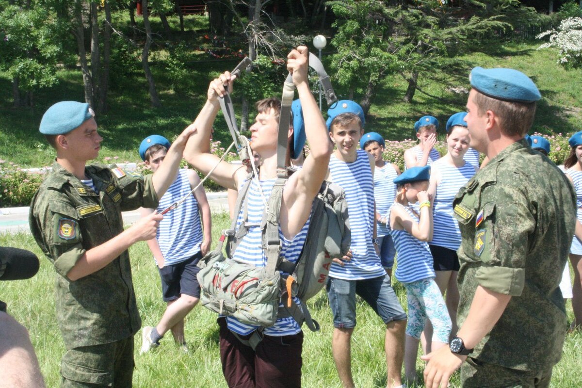 Военно-патриотическое воспитание молодёжи. Источник: Яндекс.Картинки