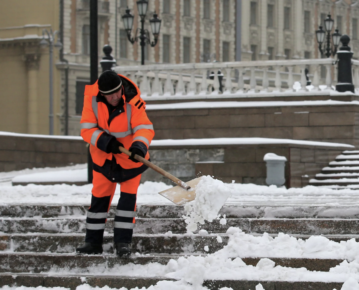 Дворник. Дворник в Москве. Дворник в Москве зимой. Дворник в России.