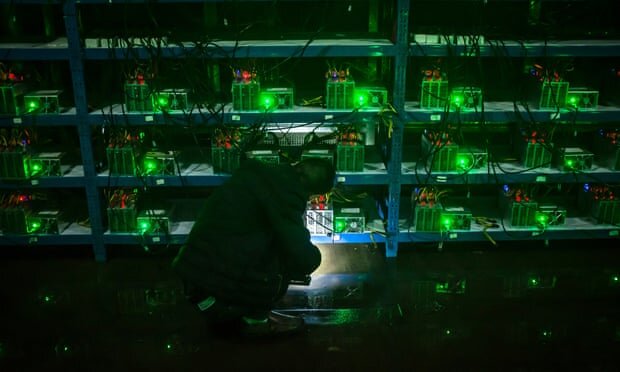 Согласно исследованию Nature, к 2024 году китайские биткойн-шахты будут производить 130,5 млн метрических тонн выбросов углерода. Фотография: Лю Синчжэ / Chinafile / EPA