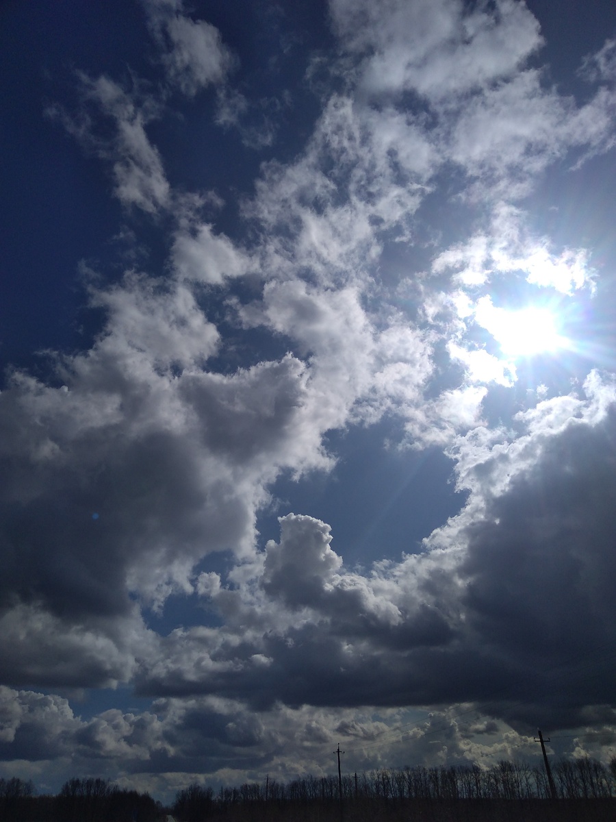 Слово РА – древнее слово… 
Означает оно – Солнце, Отец, Прародитель рода человеческого, Создатель всего сущего в поднебесной… 
Сегодня, в современной речи, оно сохранилось как корень многих слов.
Например:
- уРА (возглас, боевой клич русских),
- пРАвда,
- добро(РА),
- даР(А),
- РАсвет,
- РАдо(а)сть,
- РАдуга,
- веРА,
- Ро(РА)ссия,
- Ру(РА)сь,
- ру(РА)сский,
- суРА (река или глава священной книги мусульман).
Слово ХАРА есть словосочетание слов: ХА – РА, что означает:
Бог Солнце.
Производные слова ХАРА сохранились поныне в словах:
- хорошо (ХАРА-СЕ);
- хоровод (ХАРА- вод);
- краса (ХАРА-СЕ);
- Христос (ХАРА-ист),что значит: «Бог Солнце есть»;
- Коран (ХАРА-ны), что означает: «Бога Солнца мы (люди)».
Зная смысл слова РА, становится понятен смысл таких слов, как:
- кРАсная (площадь) – ХАРА – «солнечная (площадь)»…
-церковь = СЕ-РА-ХА-ВЕ = что значит: «это (здесь) Солнце–Бога-ведать (дано)»
-храм, хоромы = ХА-РА-МА = что значит: «Боги РА (Солнце) и МА (Земля)»…
- хорваты, Хорватия (европейский народ, страна) есть ничто иное как: ХАРА-ТО, т.е. «Солнце то»…
А вы знаете, почему Чёрное море названо чёрным, а не синим или зелёным?
…От тюркского слова КАРА – чёрный…
Но КАРА – это искажённое слово ХАРА…
Помните: Каракум (чёрные пески), Карадаг (чёрная гора), Карасу (чёрная вода, река), Карасу базар (город на чёрной реке)…
Раньше Чёрное море называлось Солнечным морем…
Понимая смысл слова РА, становятся понятными и объяснимыми многие события мировой истории, культуры и религии…
Так, например…
Во времена тотемного прошлого, когда люди отождествляли себя с животными по происхождению, поведению и внешнему подобию.
Бер (медведь) был тотемом многих народов: предков славян, немцев, англичан…
Бер = БЕ-РА - «быть Солнцу» или «был Солнцем»…
- Сибирь = СЕ-БЕРА – « это медведи»;
- Берлин – «земля народа-медведей»…
- бриты = БЕ-РА-ТО - «медведи то»…
Само слово КУЛЬТУРА есть культ - РА – то есть культ поклонения Солнцу…
У славян были ведические боги Хорс (ХА-РА-СЕ), Ярило (ЙА-РА-ЭЛЬ), в древнем Египте – РА, в древней Индии – ХАРА…
…Люди во все времена шли за Солнцем в прямом и переносном смысле…
Люди шли с востока на запад, куда садилось Солнце… 
Часть из них оседала на новых землях…
Другие дошли до края земли… 
И этот край земли назвали Европа=ЕВ-РА-ПА=Я-ВЕ-РА-ПА 
= я–ведаю–РА–падать или «я знаю куда падает Солнце». 
Европа – это «я знаю куда падает Солнце»…
…А далее – люди плыли за Солнцем по морям и океанам…
Позже это назвали «великим переселением народов»…
…Где-бы вы не были, вслушайтесь в народную речь, 
почитайте народные сказки-сказания – и вы услышите 
правду = по-РА-веды т. е. «солнечные знания»… 
…Древние слова, потерявшие ныне свой первоначальный смысл, это слова: ПРАВО, НАПРАВО…
ПРАВО = ПА-РА-ВЕ – «закон РА/Солнца ведать»…
НАПРАВО=НЫ-ПА-РА-ВЕ – «мы закон РА ведаем»…
Идти направо – означало идти по Солнцу, по Божески…
Напротив – НАЛЕВО = НЫ-ЭЛЬ-ВЕ – «мы ЭЛЬ ведаем»…
«Ходить налево» - и сегодня несёт некий негативный смысл…
…Поныне существует народное поверье, что ангел сидит 
у нас на правом плече, слуга дьявола - на левом…
Потому сплёвываем мы через левое плечо отгоняя тёмные силы…
Это наша генетическая память, хранящая глубокий смысл 
слов НАПРАВО, НАЛЕВО… 
Есть ещё однокоренные слова РЯД, РЯДОК, ПОРЯДОК, 
РАДА (совет укр.), РАДОСТЬ, РОД, РОДНЯ, РОДИТЕЛИ, РОДИНА, РОДНИК…
И корень у них один – РА – Солнце…
…Мы ещё не раз вернёмся к слову РА и обратимся мыслями своими к Солнцу… 