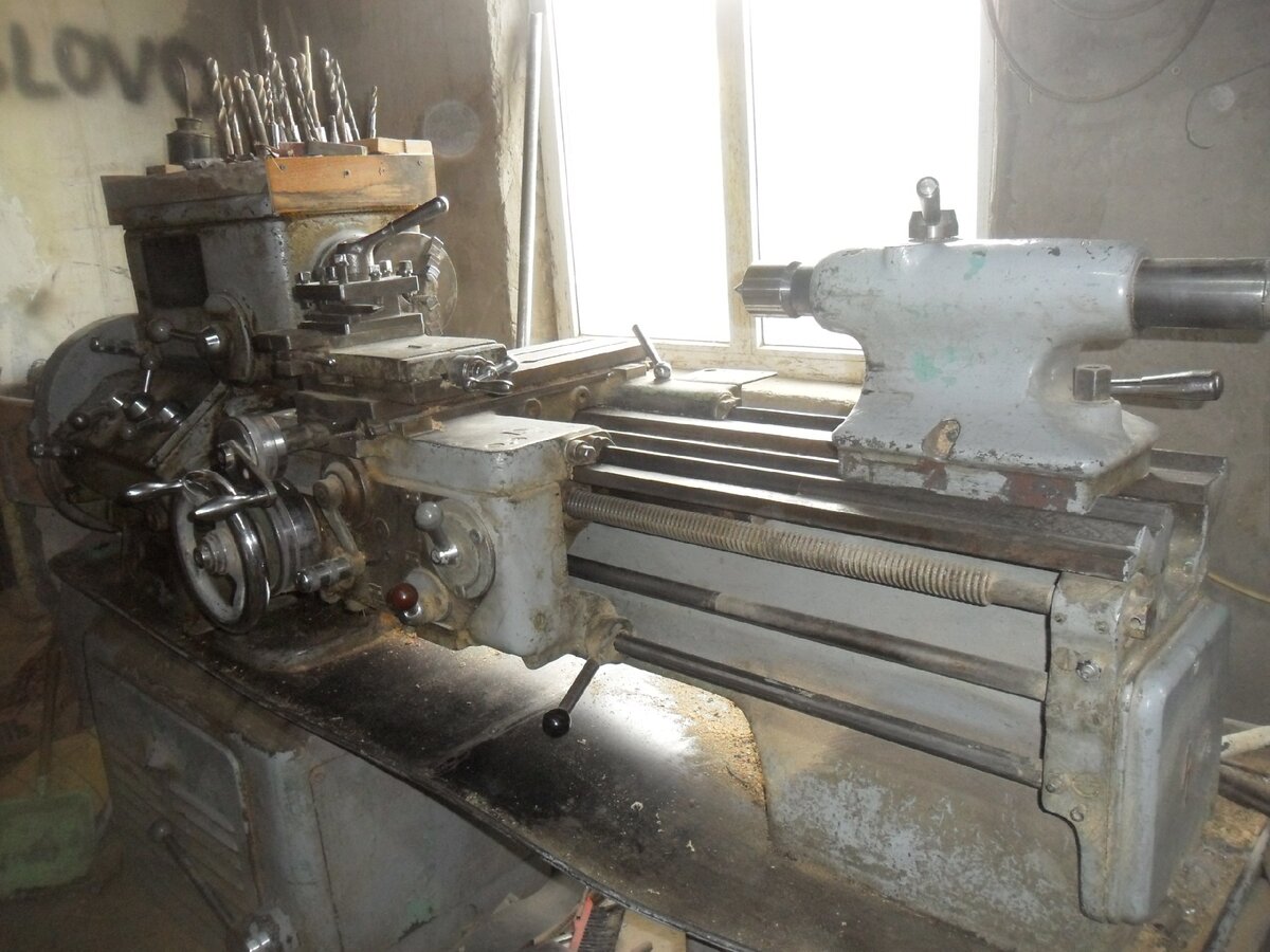 Токарно-винторезный станок в домашней мастерской.