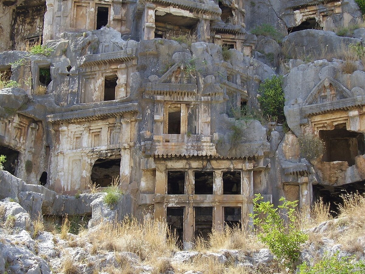 Фото https://commons.wikimedia.org/wiki/File:Turkey,_Demre,_Myra,_Rock-cut_tombs_in_Myra._-_panoramio_-_Alx_R.jpg