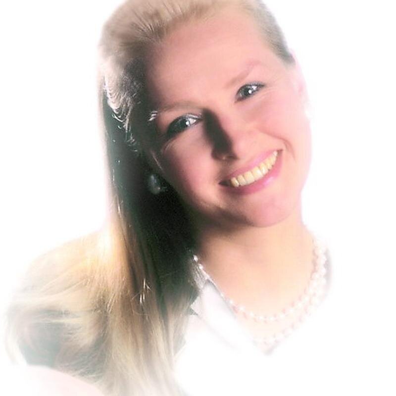 Галина Хомчик  - невероятной красоты и душевности голос. Фото Яндекс.Картинки.