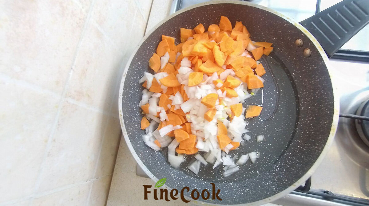 Лук с морковкой на сковороде, почти пол дела сделано, продолжаем готовить :) 
