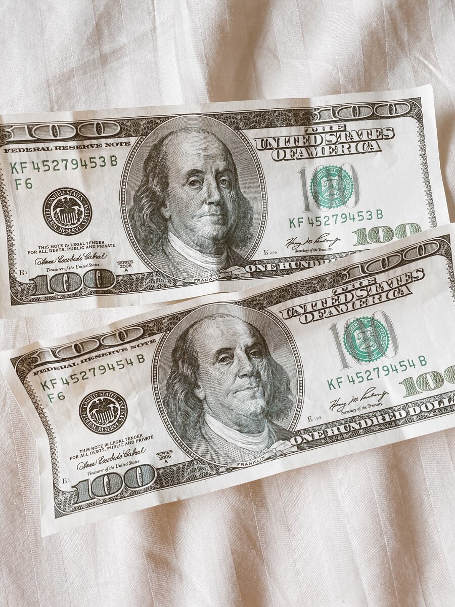 Тот самый Франклин с той самой купюры, кейс с которыми я так давно мечтаю найти :) Шучу. Я работаю, но пока накопила только на кейс. Тоже шучу. Придерживаясь правил минимализма мне удалось накопить на квартиру без ипотеки и начать инвестировать "Бенджаминов" в свое светлое будущее 